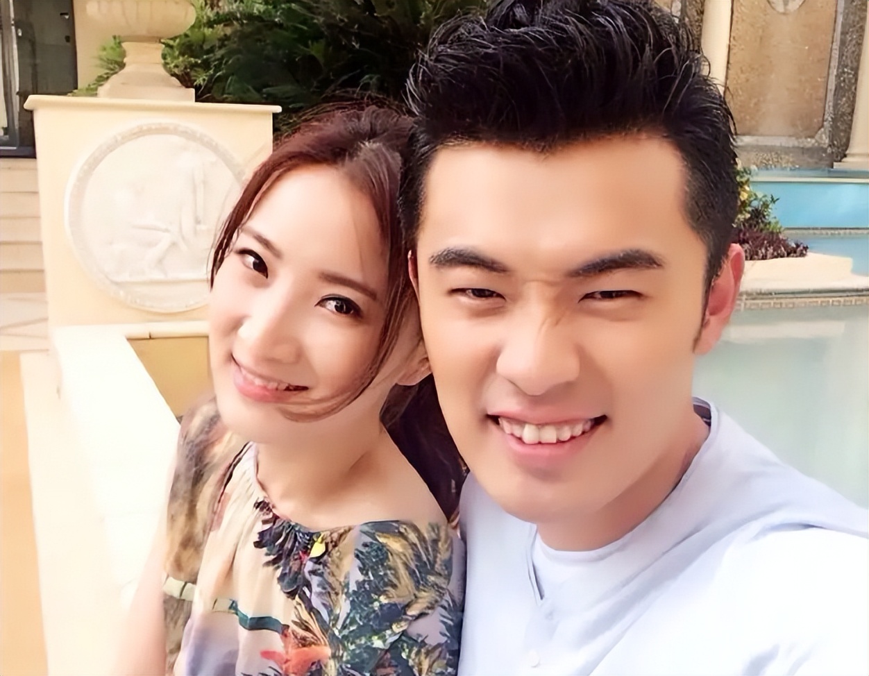 张子萱陈赫一家四口现身机场,张子萱直播陈赫出镜视频