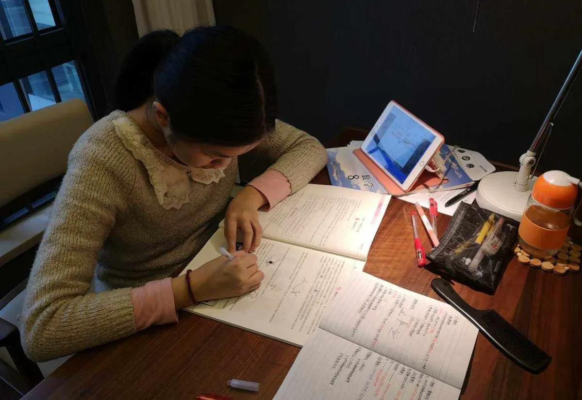 住宿生和走读哪个好,住宿生和走读生哪个更有利于高考