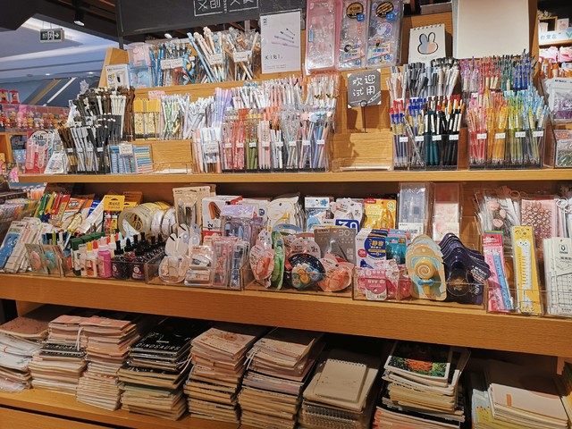 小学门口文具店售低俗贴纸引热议,小学文具店发现低俗挂件