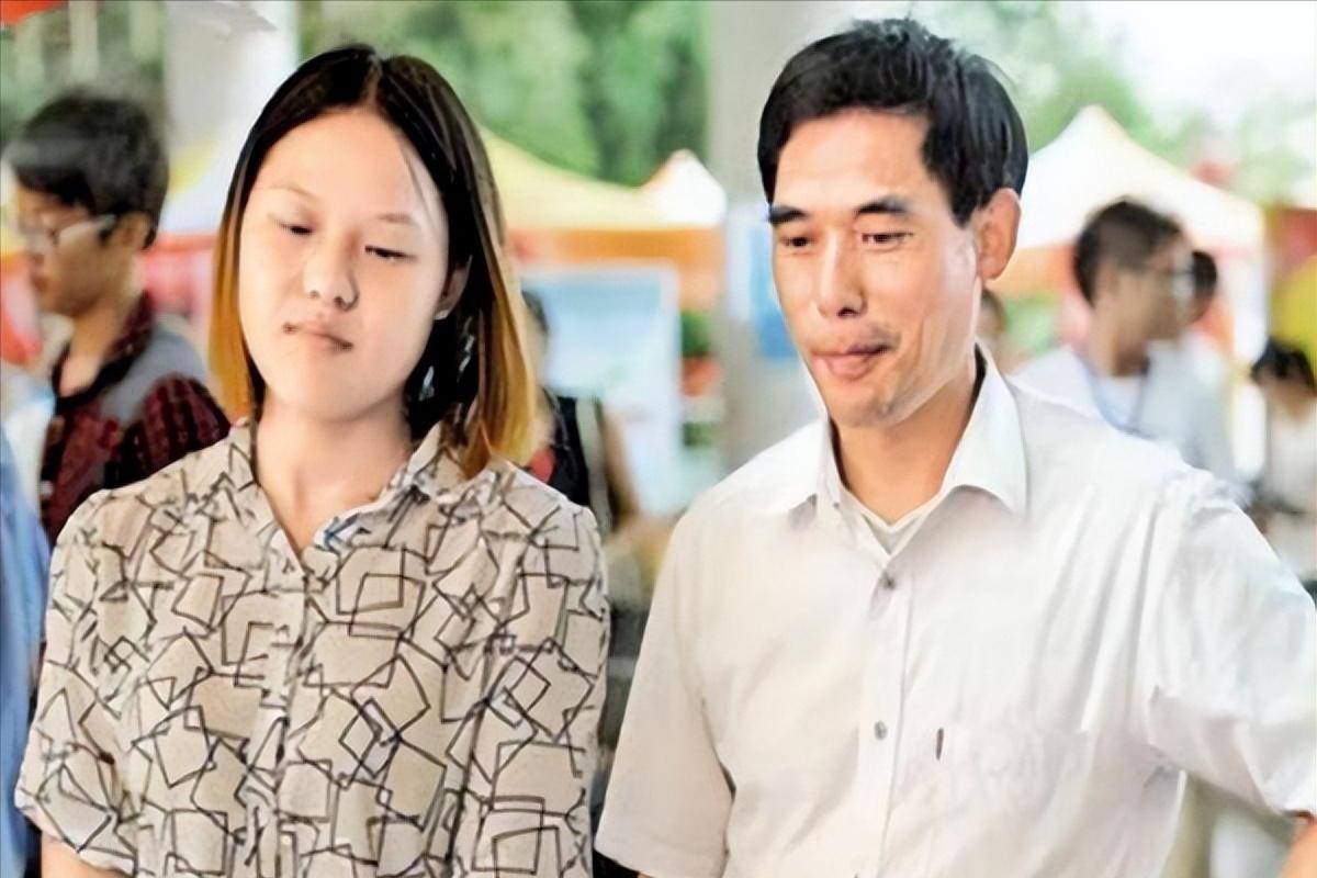 43岁农民陪女儿高考成大学辅导员,农民陪女儿高考