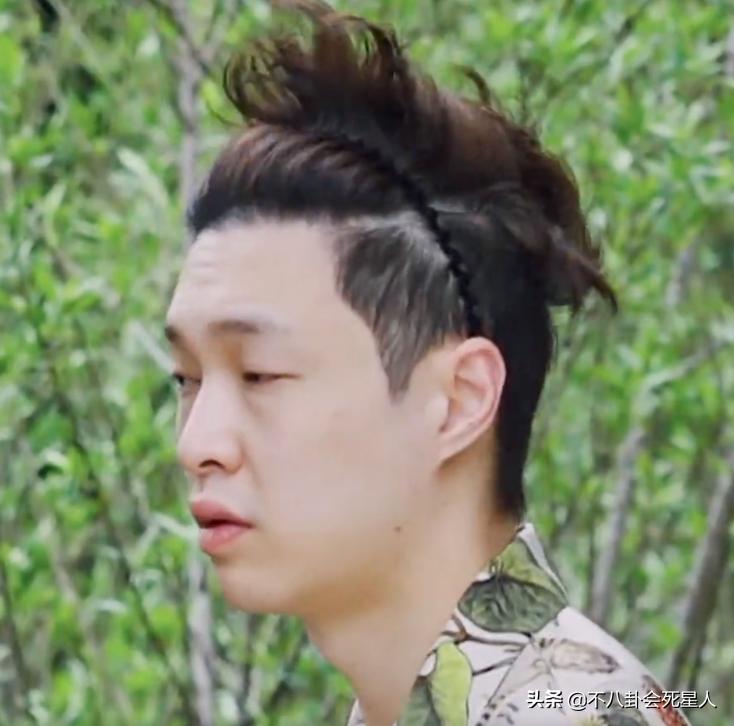 男人味也能“造假”？眉毛稀疏、画腹肌、贴鬓角，张艺兴差距最大