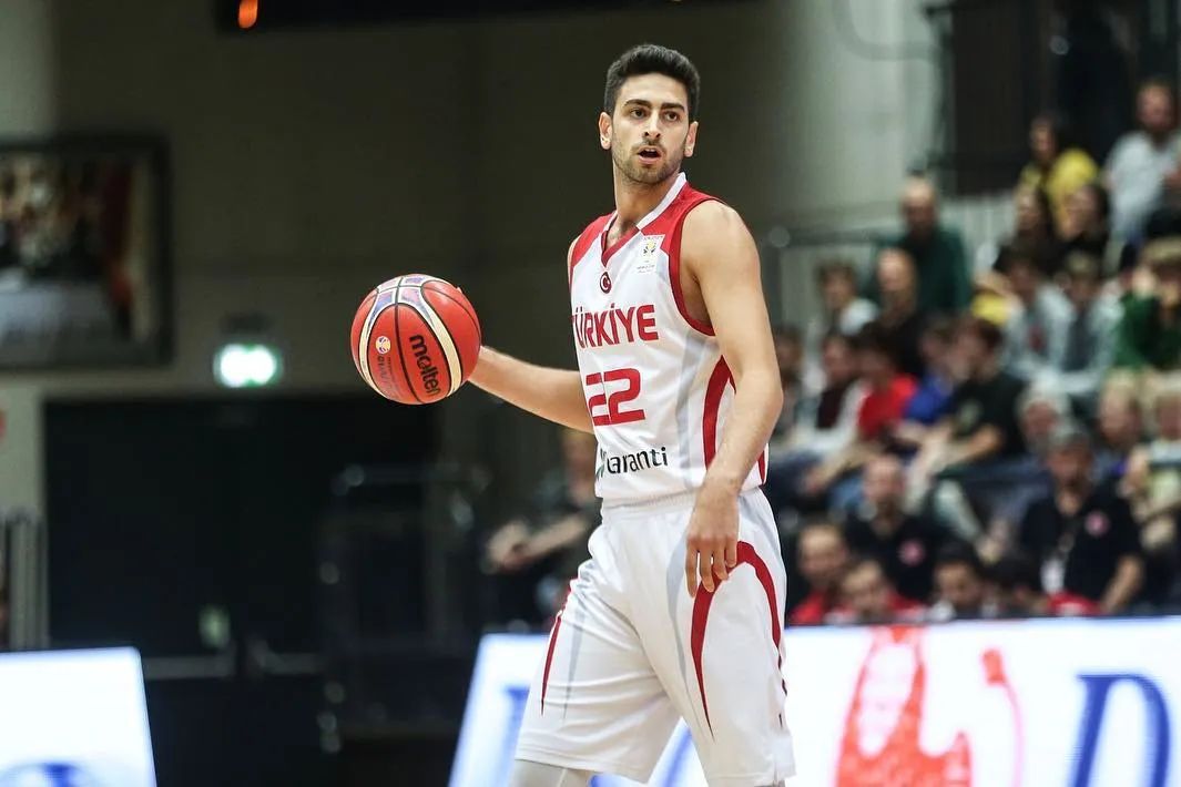 在美国打球的篮球运动员福尔康，被《GQ》杂志评选为最佳着装男士