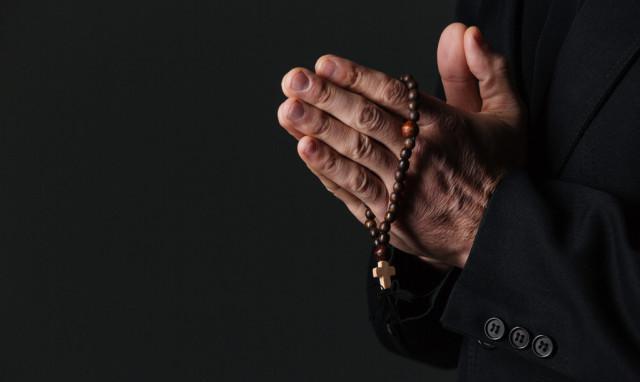 一位女子被迫吸毒,一女子被迫吸毒