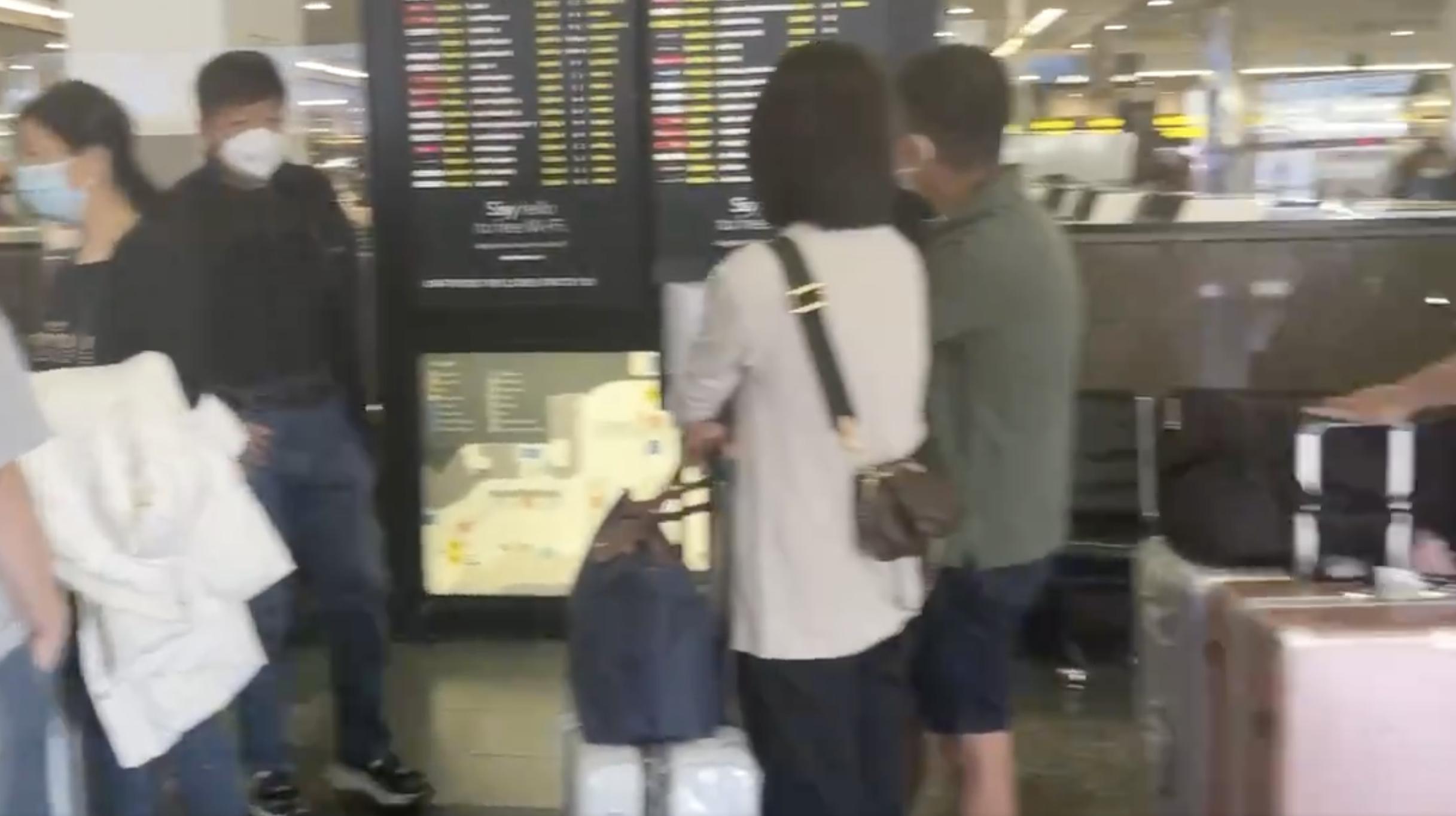 直击各地春节返程现场机场飞机,直击解封现场