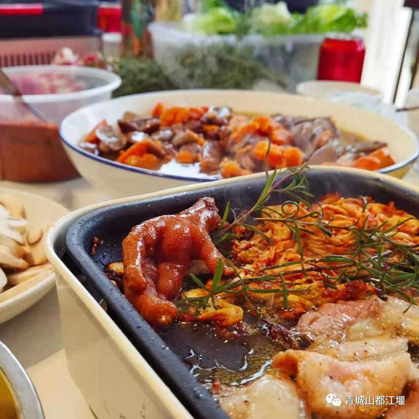 来都江堰的山间溪畔赴一场“好食光”！青山间的火锅店、花园里的小食堂......赏景美食两不误~