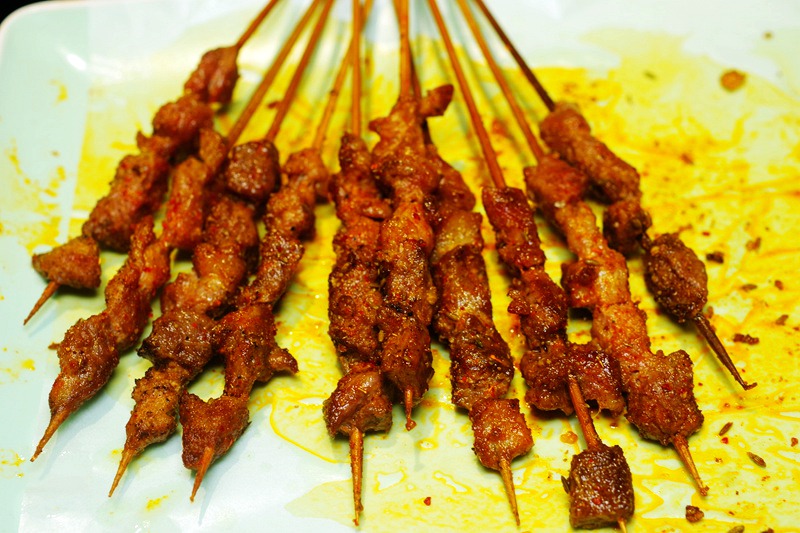 烤鱼籽烤鱼泡初体验不淡定，厦门火车站初九烧烤，撸串喝酒好实在