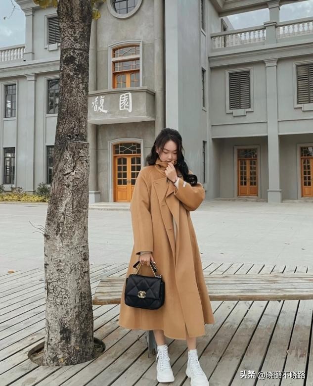 小白鞋搭配羽绒服好看吗,小白鞋搭配羽绒服长款