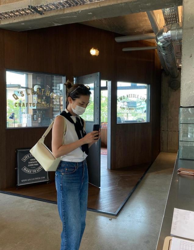 初夏这样穿时髦又高级 (初夏怎么穿2018)