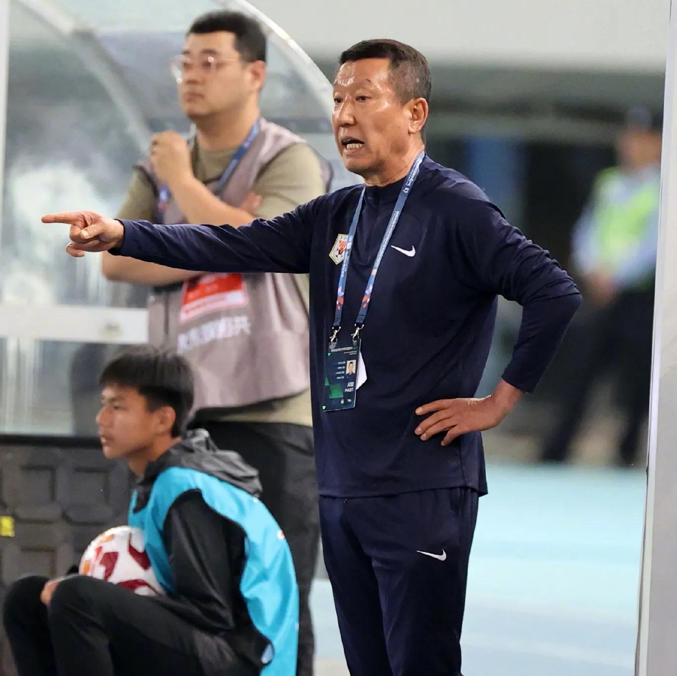 裁判就是要硬气一点,裁判罚打铁还要自身硬