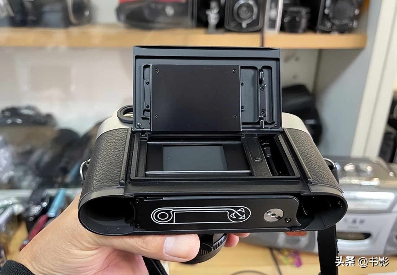 发现两张旧照片,发现了一台旧相机