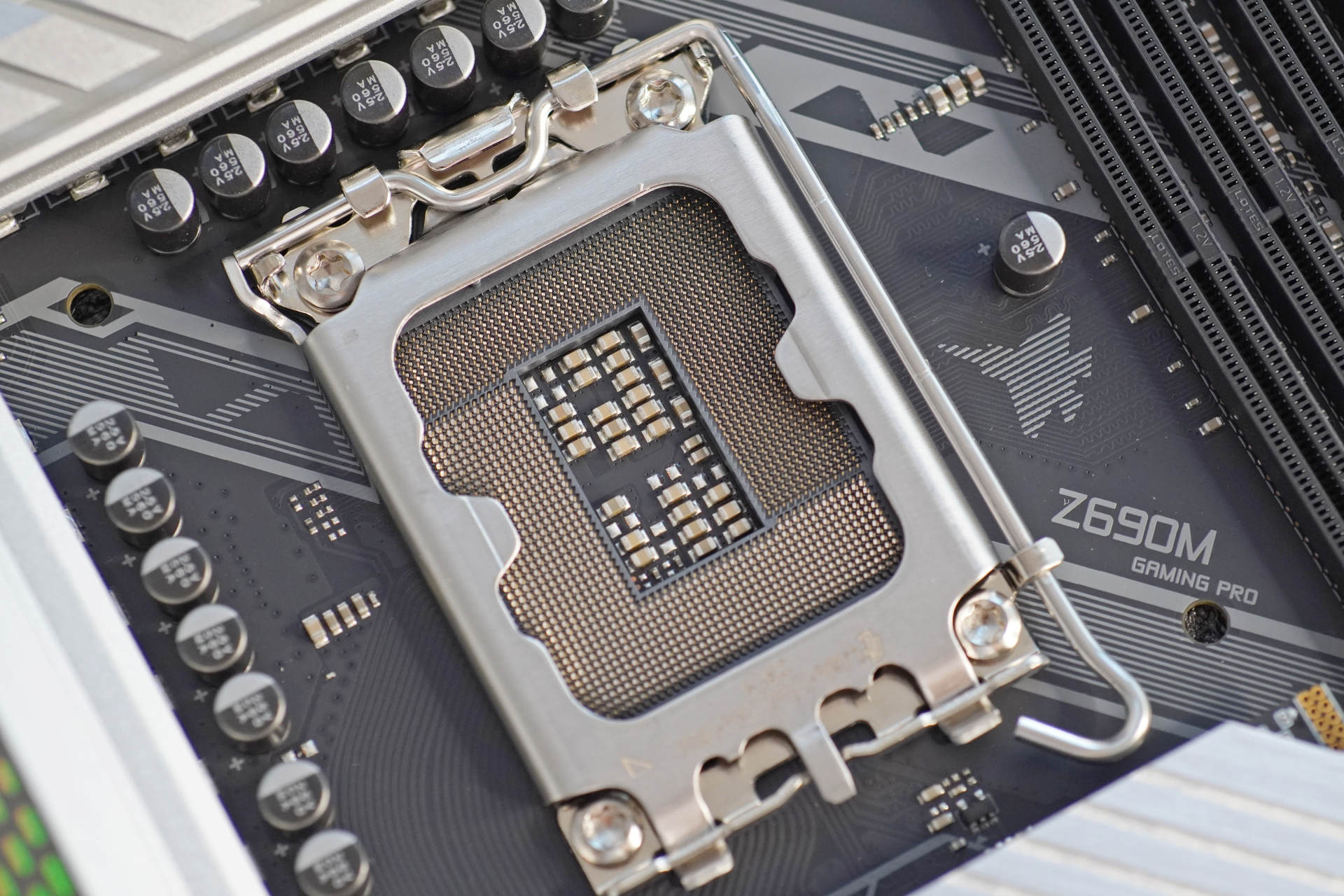 显卡局势不明朗的情况下，购入Z690和盖亚机箱，装机全新12代平台