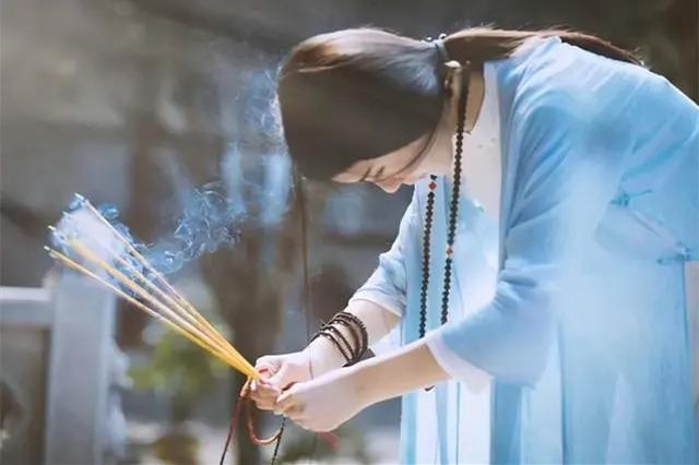 到寺庙烧香拜佛插香有什么规矩,到外面大庙里烧香拜佛有什么规矩