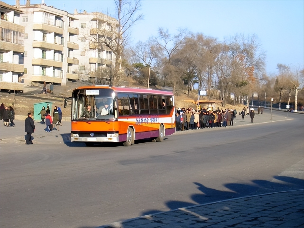 朝鲜人每天工作几个小时,朝鲜人可以上班下班吗