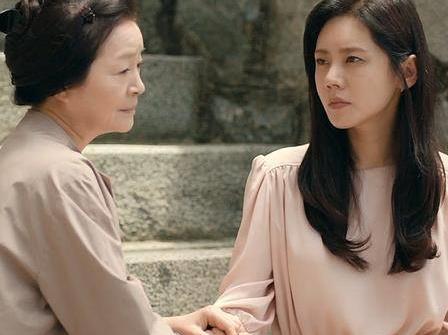 女儿怀孕了,所以我冲向她,当我看到公婆买的水果时,我劝她辞职