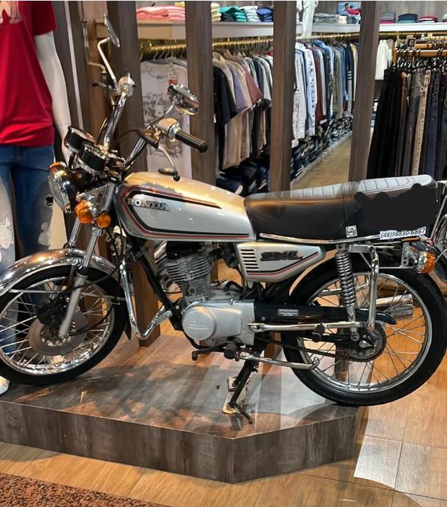 跨城投票归途中遇封路巴西一医生当场买“古董摩托”回家