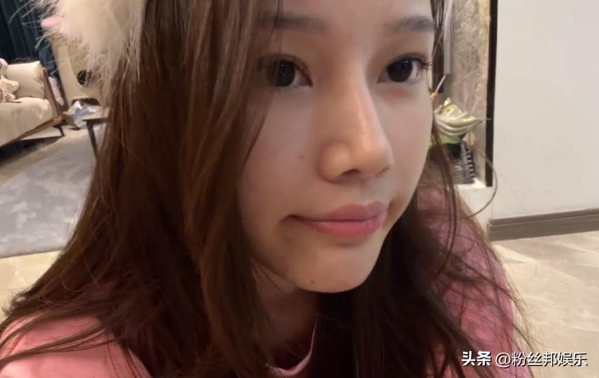 全程不把粉丝当外人,斗鱼萌七直播卸妆,素颜“抗打”获一致好评