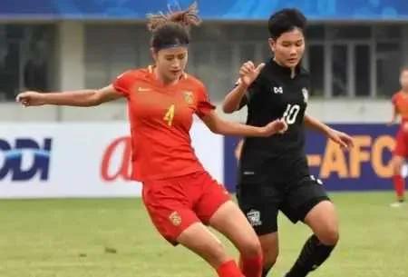 国足不满裁判判罚集体霸踢,0-7国足惨败亚足联建议