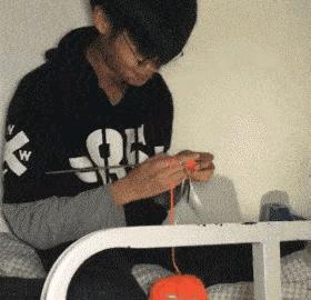 神回复：老鼠贴粘到的，吃了不会犯法吧？网友：自首，争取死缓