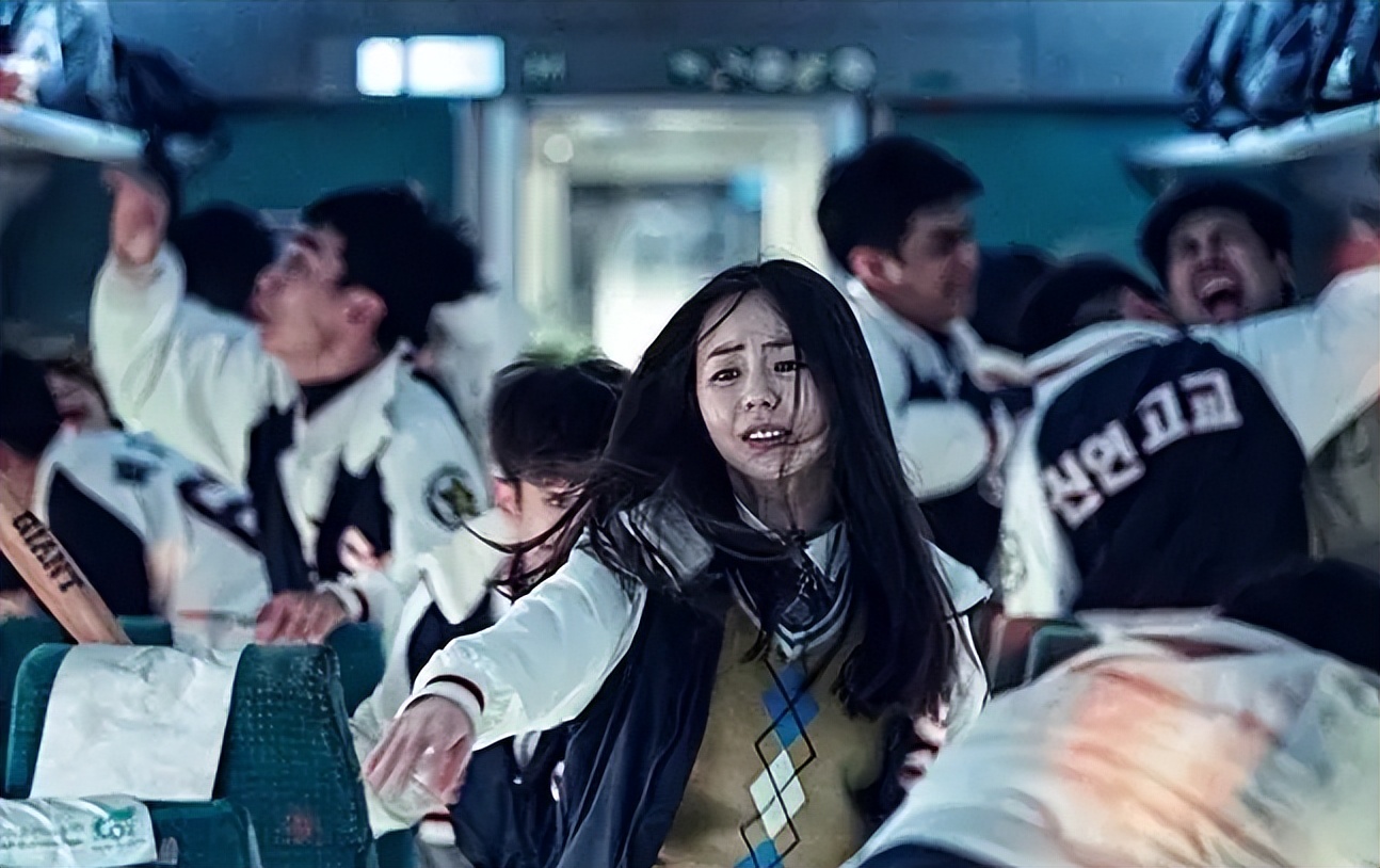 《釜山行》：经典的丧尸片之一，原本有个更悲惨的结局