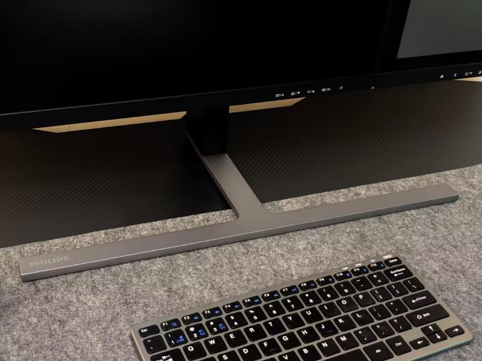 非常有创意的二合一双屏、彩墨兼具，是显示器还是电纸书？