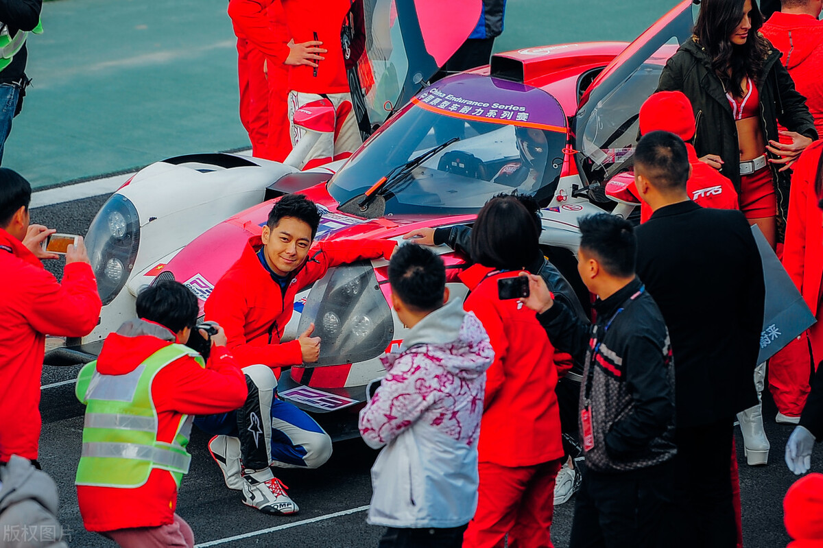 十七岁成为赛车手,不老男神林志颖为什么会开特斯拉