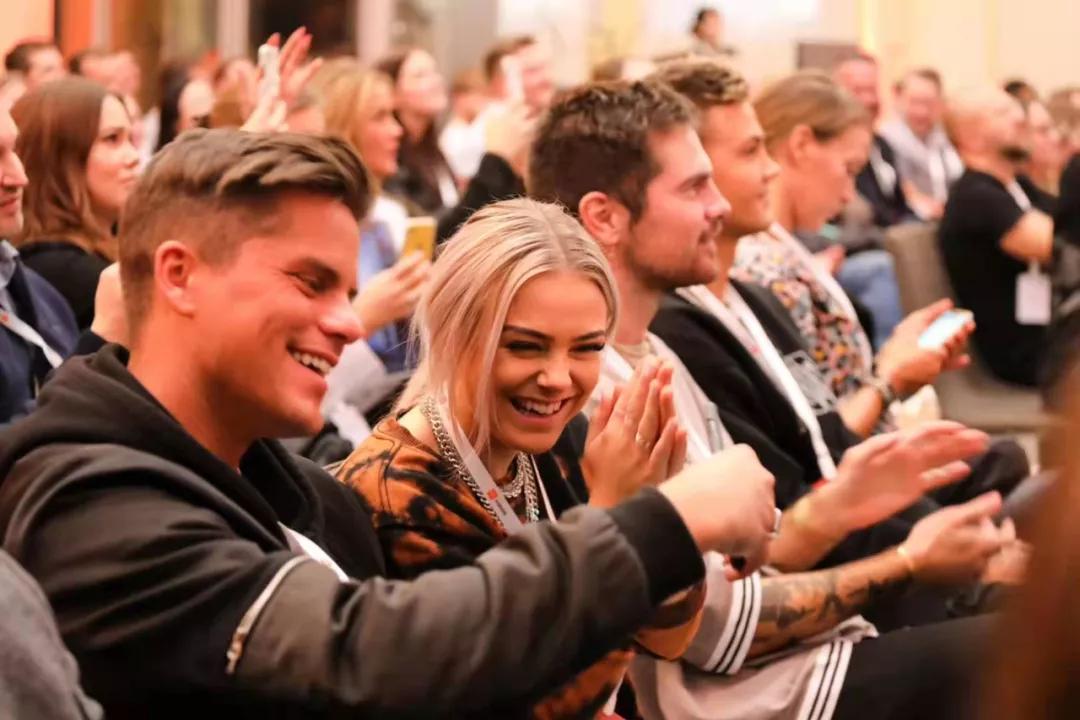 地球另一边的人们是倒着吗,地球另一侧的人不会掉下去吗