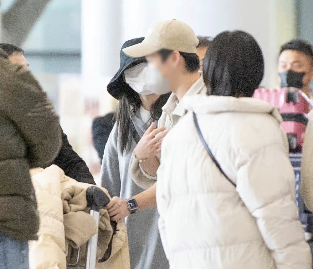 李钟硕IU恋情曝光！两人的恋爱痕迹被扒，李钟硕曾当众向女方表白