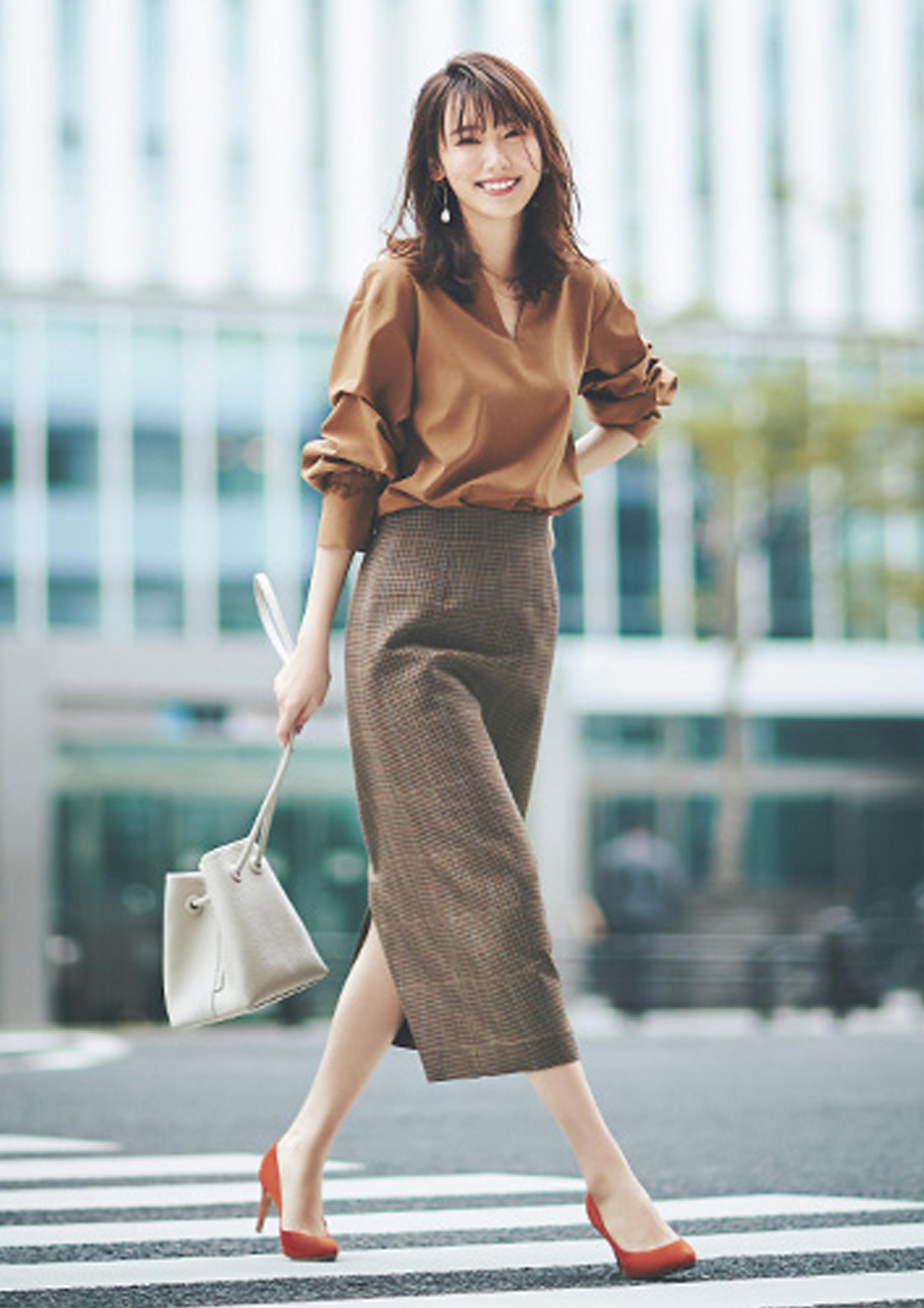 梅根深棕色连衣裙图片,梅根近期穿搭图片图文