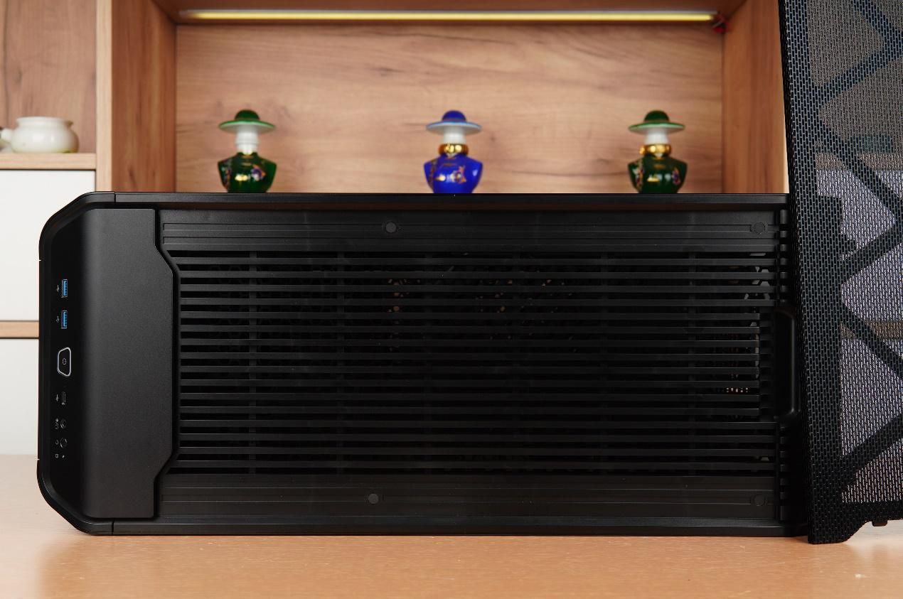 可以装多个硬盘的主机箱,带可插拔硬盘盒的主机