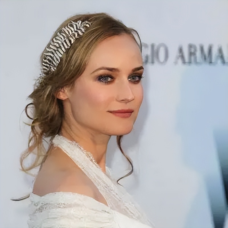 王冠要怎么戴才不会压塌头发,戴皇冠怎么能不掉