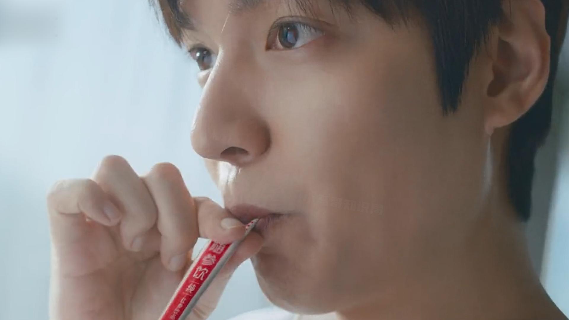 一天只睡三个小时靠咖啡解困,一天只睡四小时四杯拿铁能挺住吗