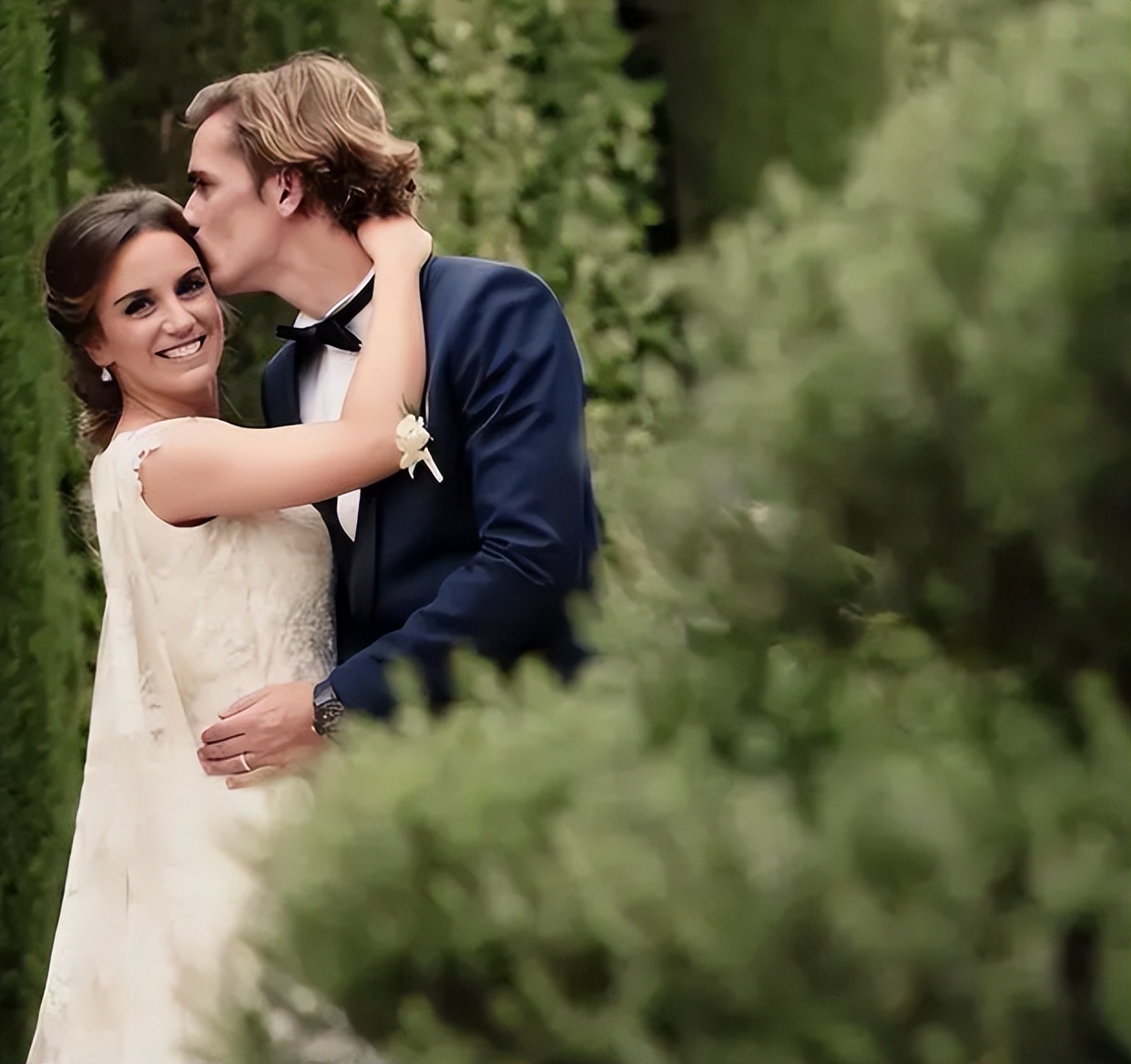 马克龙与布丽吉特互动温馨,马克龙和布丽吉特的亲密合照