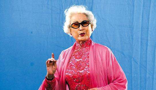 毛主席为她题词，*小平邓**为她灭烟，她是最传奇的影星