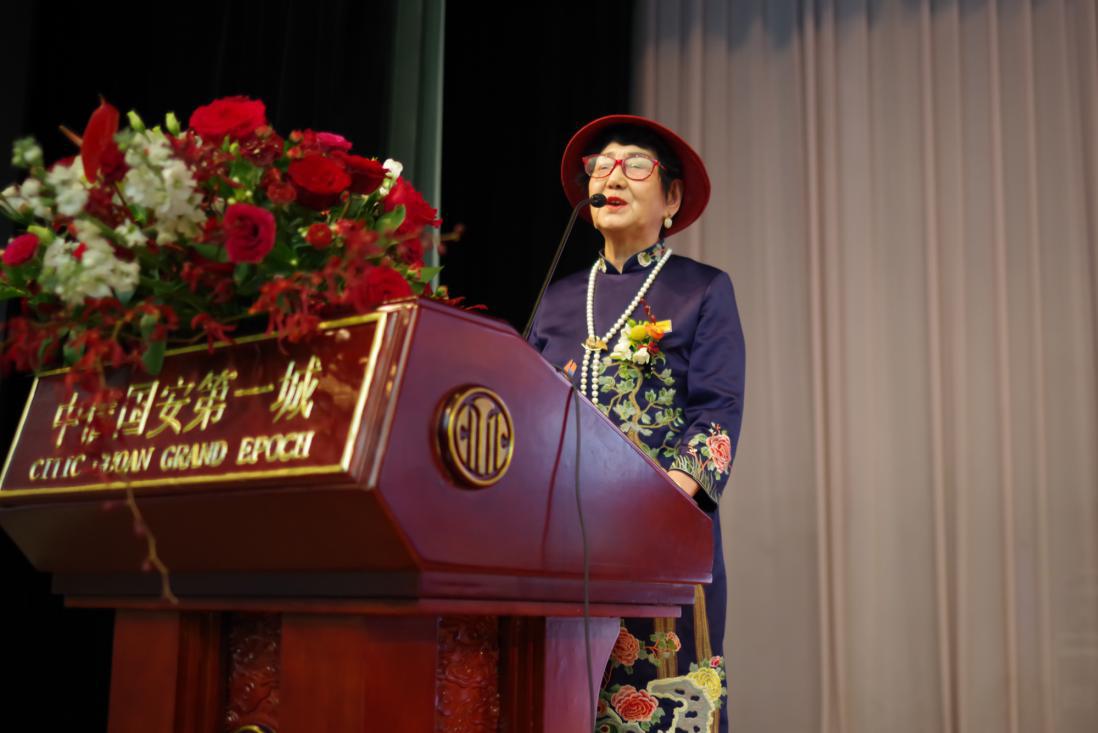 老公娶保姆，独女自杀，坐牢18年出狱后扫厕所，80岁赚千万翻身