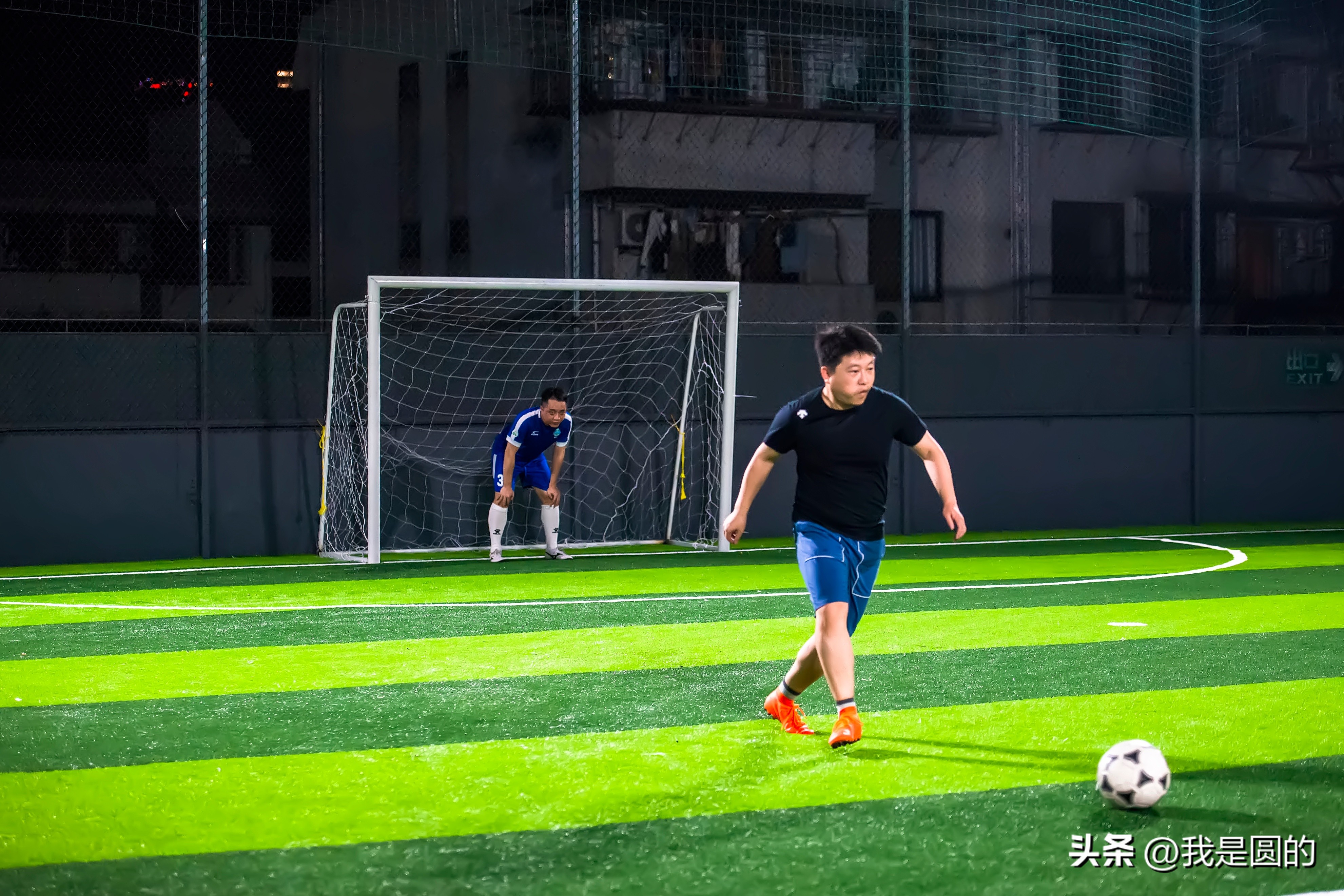 足球摄影作品创作说明,足球摄影作品简介200字