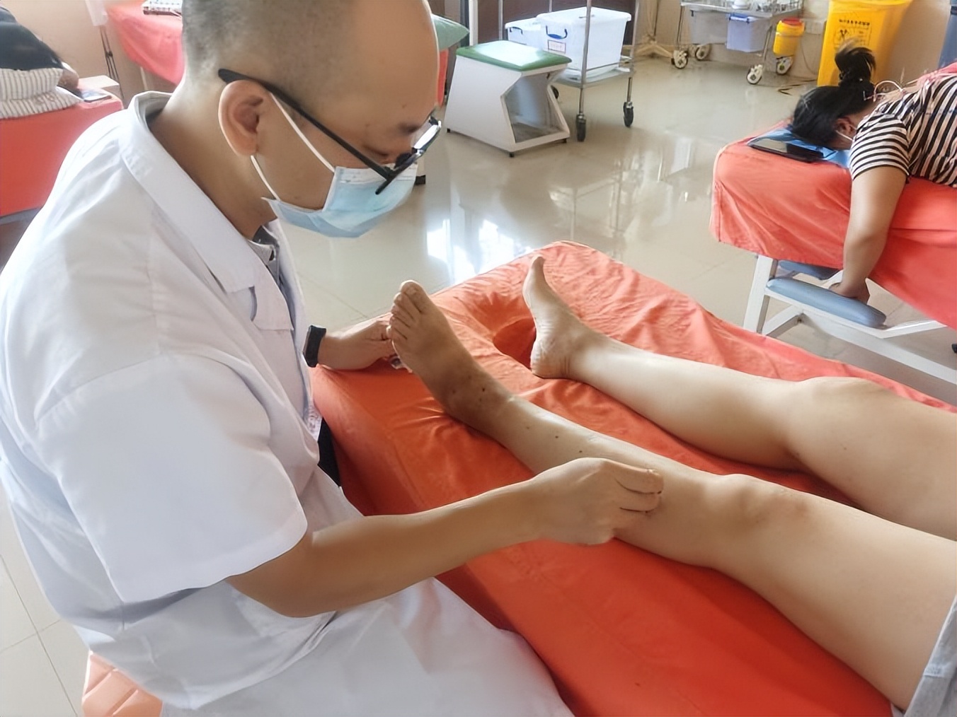 踝关节习惯性扭伤如何理疗,踝关节扭伤增生怎么治疗