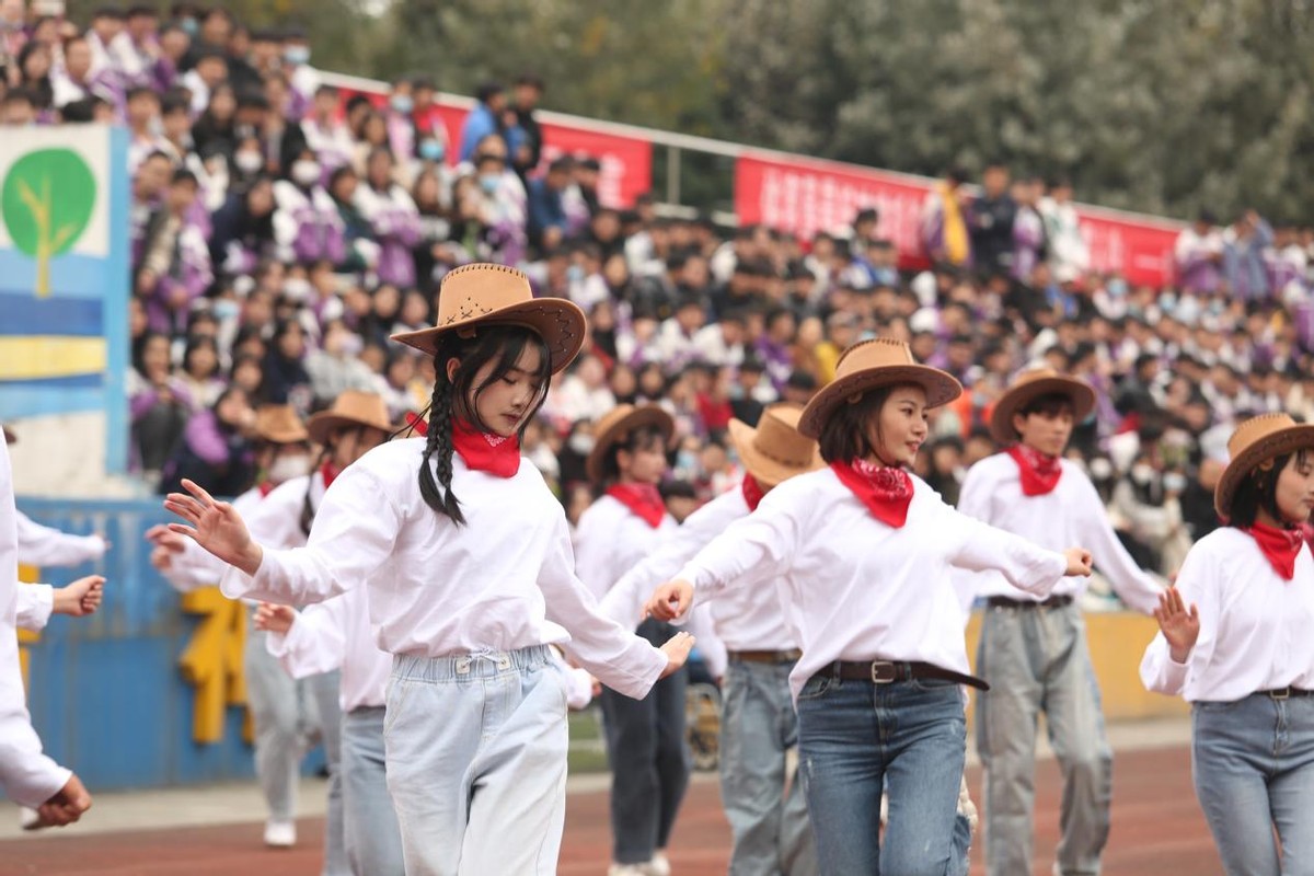 超燃超好看!四川这所中职运动会开幕式成大型cosplay现场?