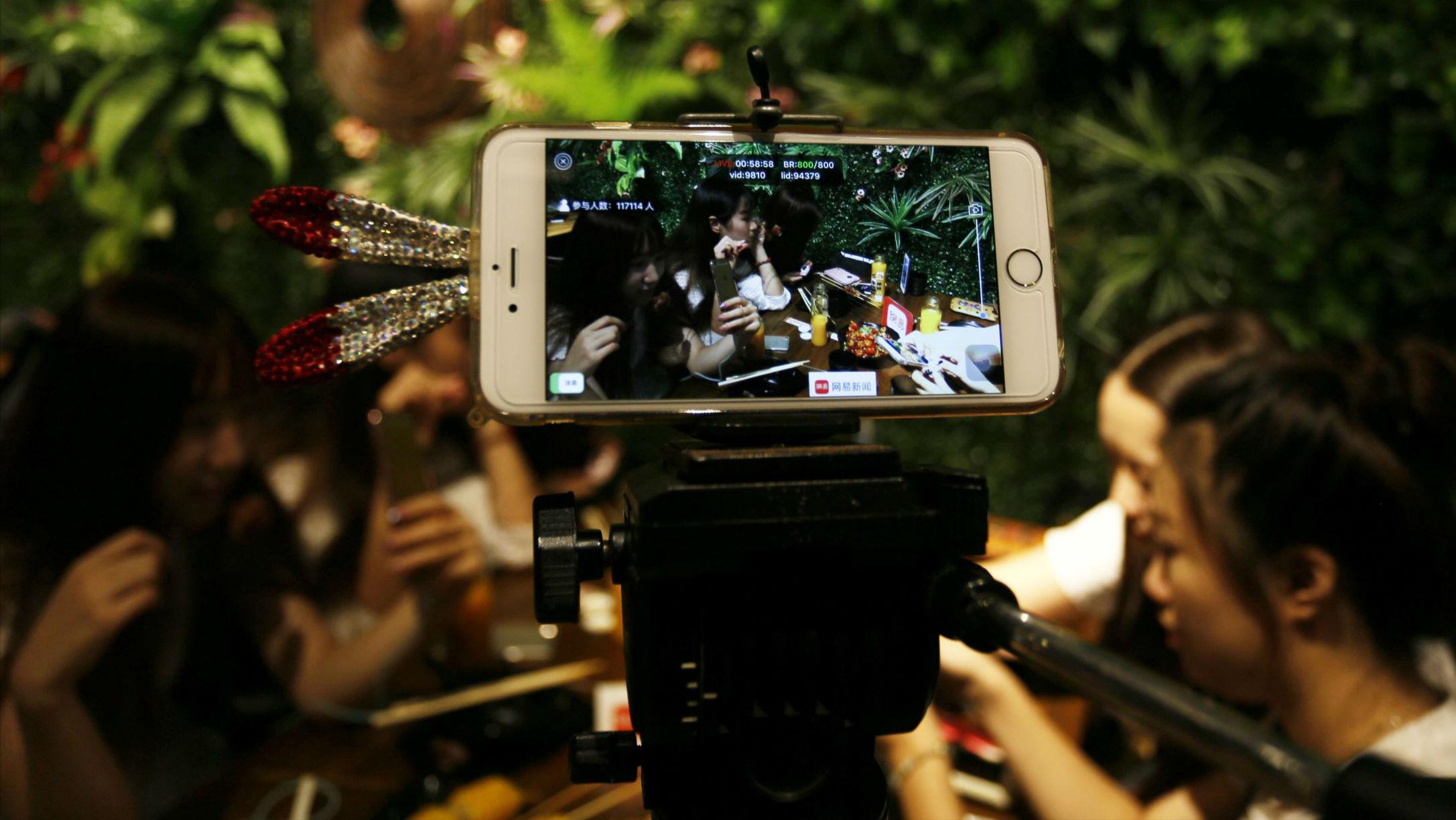 网红经济对大学生消费影响与建议,网红对社会价值观的影响