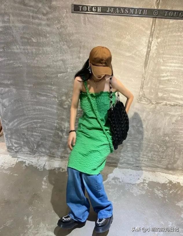 今年火了一种穿法叫:“裙子+裤子”,时髦藏肉,明星潮人都上头