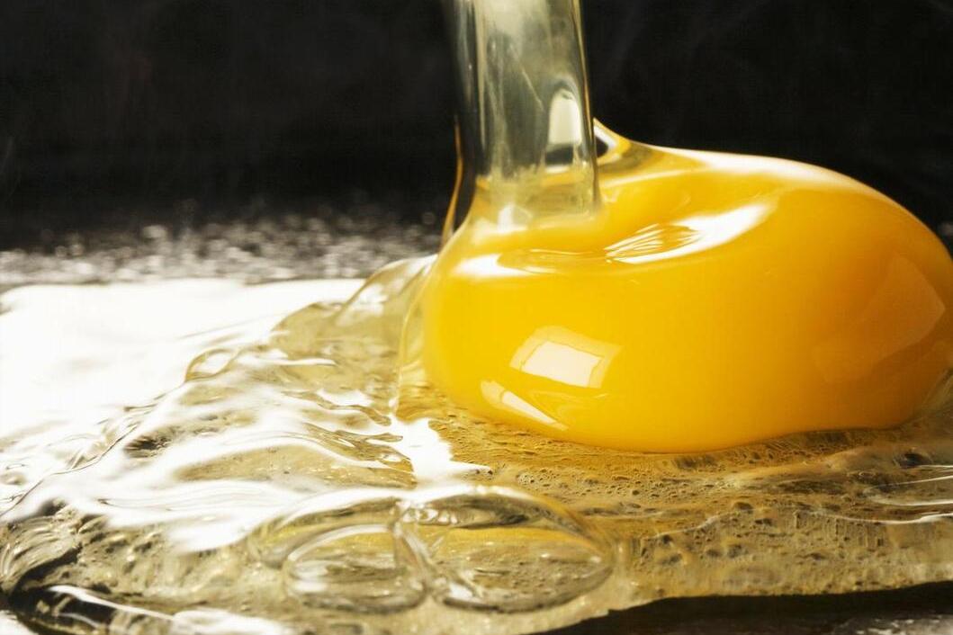 买鸡蛋是挑大的好还是小的好,买鸡蛋时买几个才不会尴尬