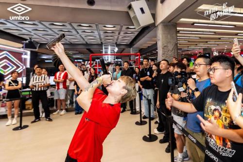 「茵」为热爱成都雄起umbro茵宝快闪活动空降成都