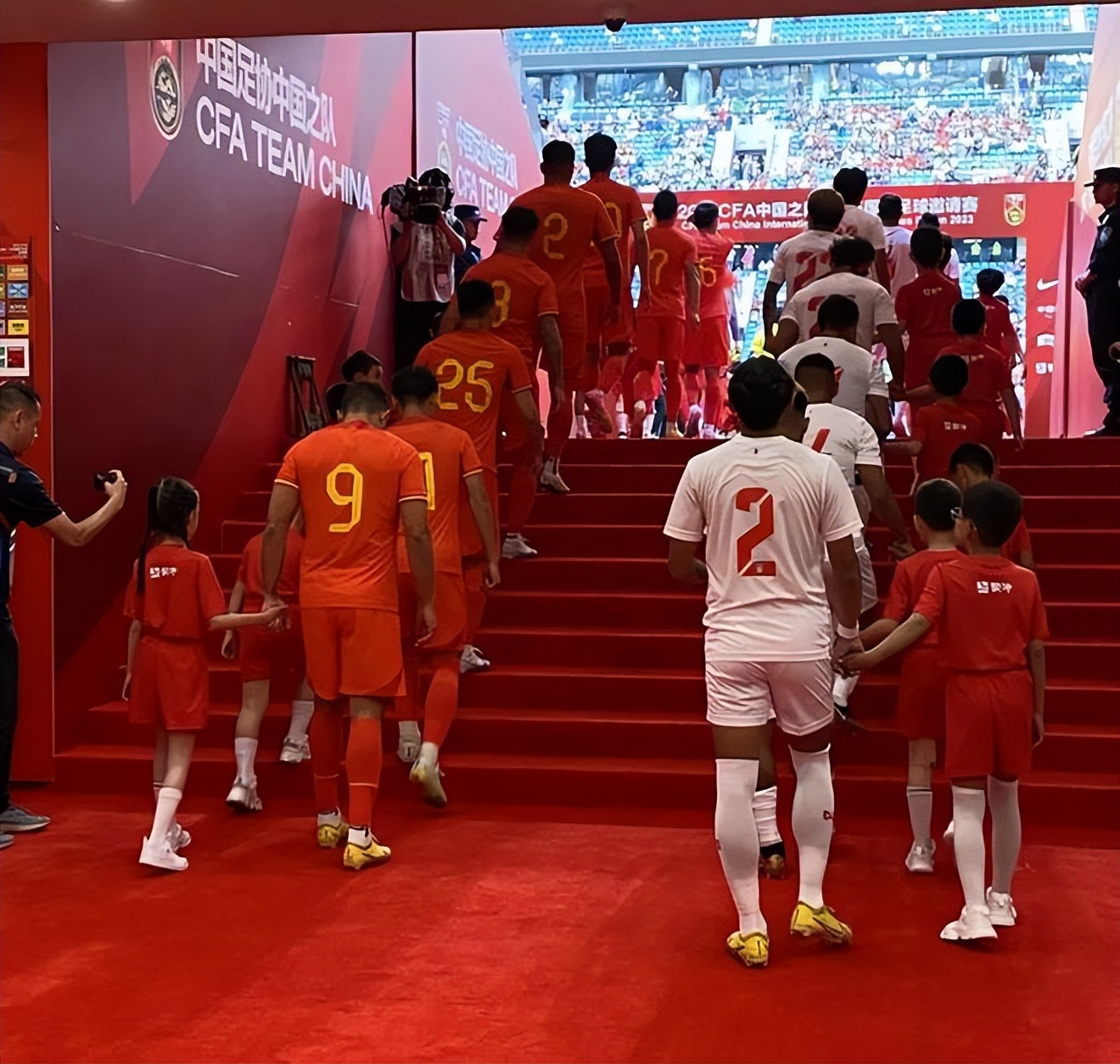 大手拉小手！“蒙牛球童少年”亮相CFA中国之队赛场