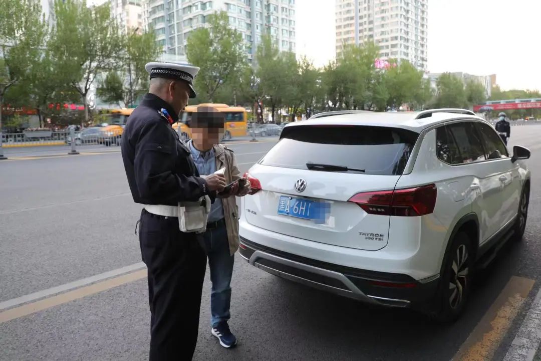 【工作落实年】护校安园保畅通，冰城交警从严规范校园周边停车秩序~送学车辆要注意这几点提示！