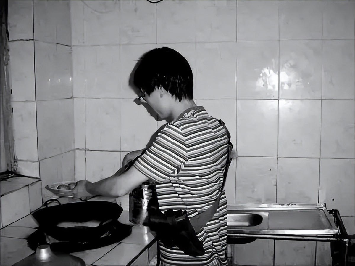 中国人在伊拉克开餐馆，一年赚了300万，美国大兵开直升机来买酒