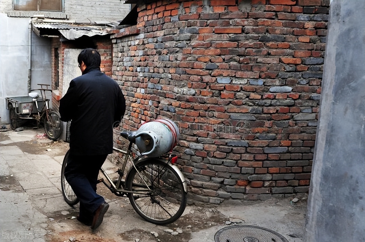 男子干装修没有电话,小广告上留的都是亲戚的号码,接一次5块钱