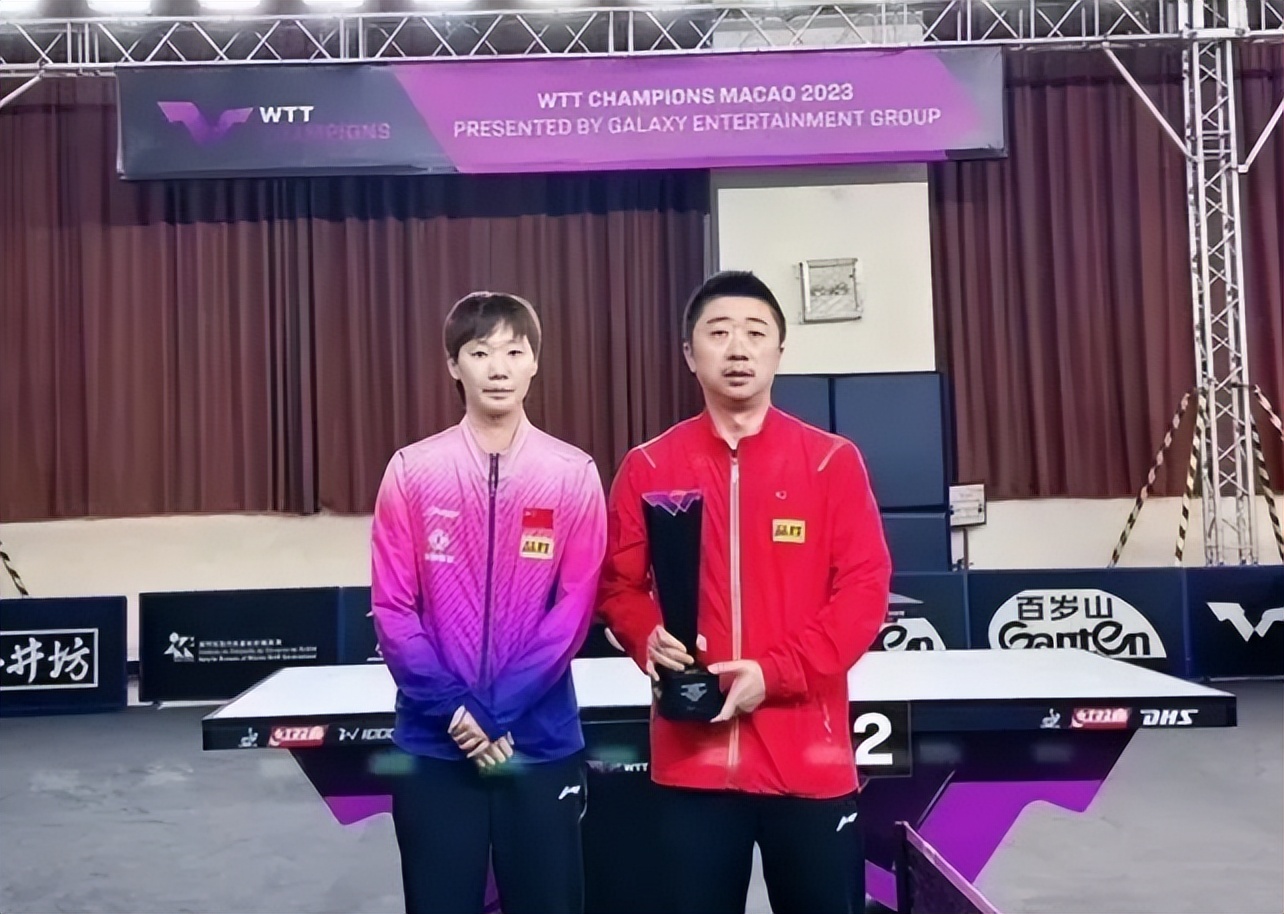 王曼昱鼓励队友,王曼昱和徐指导复盘