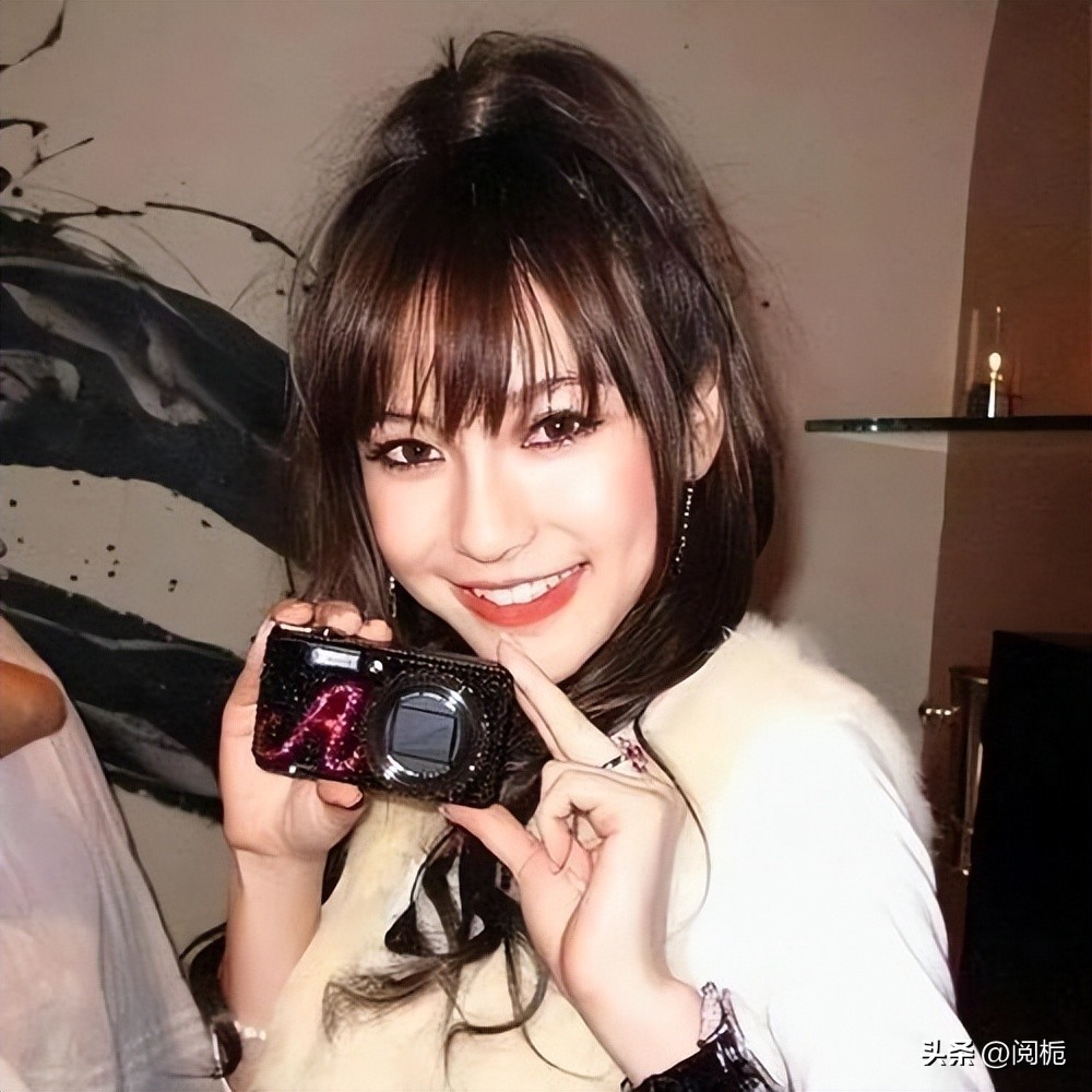 离婚不到一年，吃完黄晓明“红利”的杨颖，又回到了她的“怪圈”