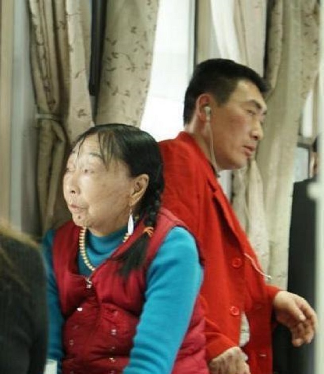 26岁小伙娶58岁阿姨18年后离婚,28岁小伙娶了42岁大姐