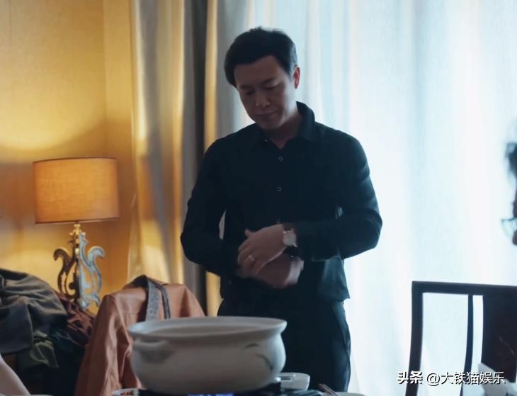 穿“黑衬衫”好看的男明星，只服这7位，个个长身玉立，贵气逼人