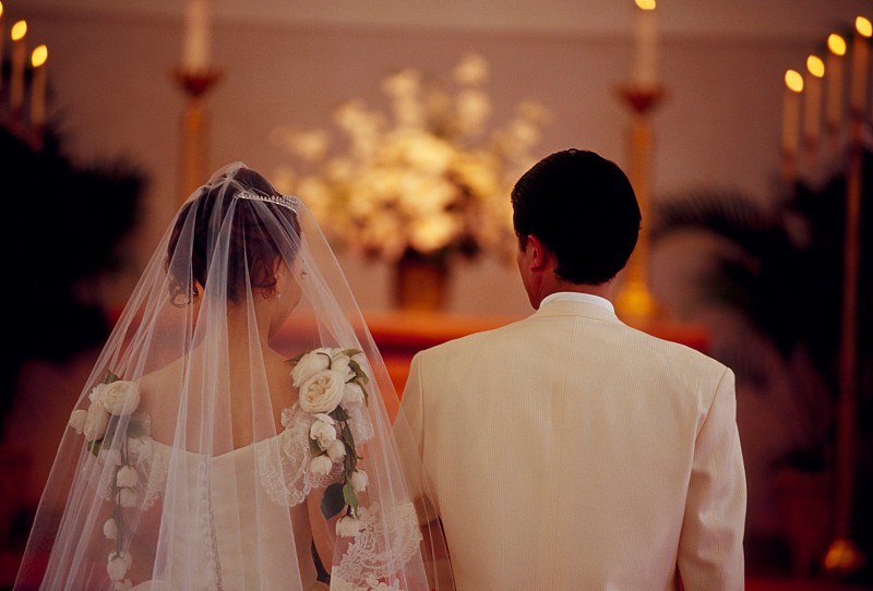 女方30人堵门要30条中华，新郎刷爆信用卡告知新娘：卡是你的